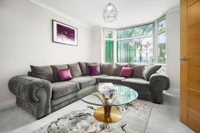 Luxury 3 Bedroom House - Parking - Garden - Pool & Tennis Table - Top Rated - 782S